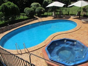 Outdoor pool - Chestnut Tree Holiday Apartments (Bright)