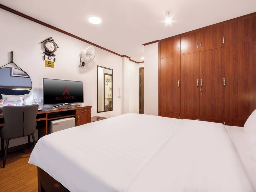 Superior Double Room | Minibar, in-room safe, blackout drapes, iron/ironing board