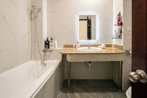 Shower, free toiletries, hair dryer, bathrobes - A25 Hotel - 26 Hang Non (Hanoi)