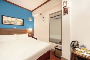 Habitación doble estándar | Minibar, caja de seguridad en la habitación y cortinas blackout 