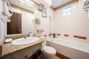 スーペリア ダブルルーム | バスルーム | シャワー、バスアメニティ (無料)、ヘアドライヤー、バスローブ