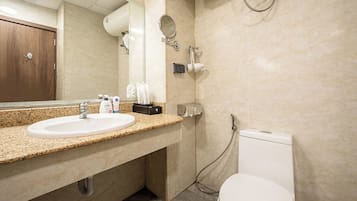 Family Room | Bathroom | Shower, free toiletries, hair dryer, bathrobes
