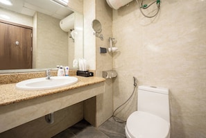 Chambre familiale | Salle de bain | Douche, articles de toilette (gratuits), séchoir à cheveux, peignoirs