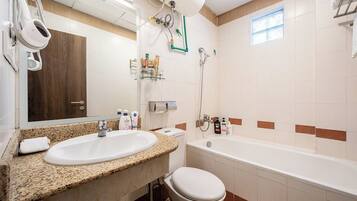 Superior tweepersoonskamer | Badkamer | Een douche, gratis toiletartikelen, een haardroger, badjassen