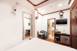 Habitación doble estándar | Minibar, caja de seguridad en la habitación y cortinas blackout 