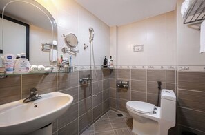 Deluxe Double Room | Bathroom | Shower, free toiletries, hair dryer, bathrobes - A25 Hotel - 197 Thanh Nhan (Hanoi)