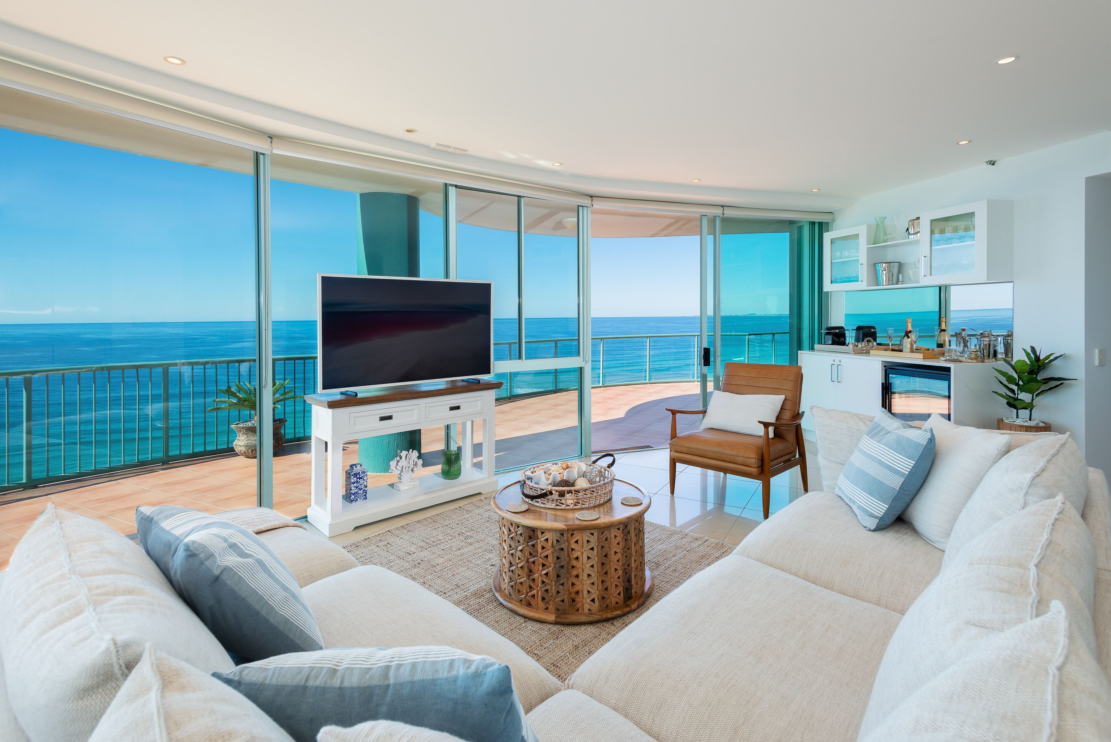 Sub-Penthouse, 3 Bedrooms, Balcony, Oceanfront | Living area