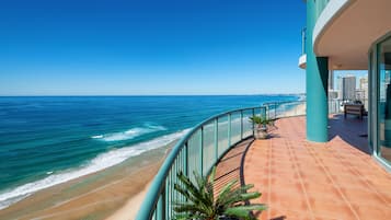 Signature penthouse, meerdere bedden, balkon, aan zee (Three Bed Views 3 Nt Min) | Uitzicht vanaf balkon