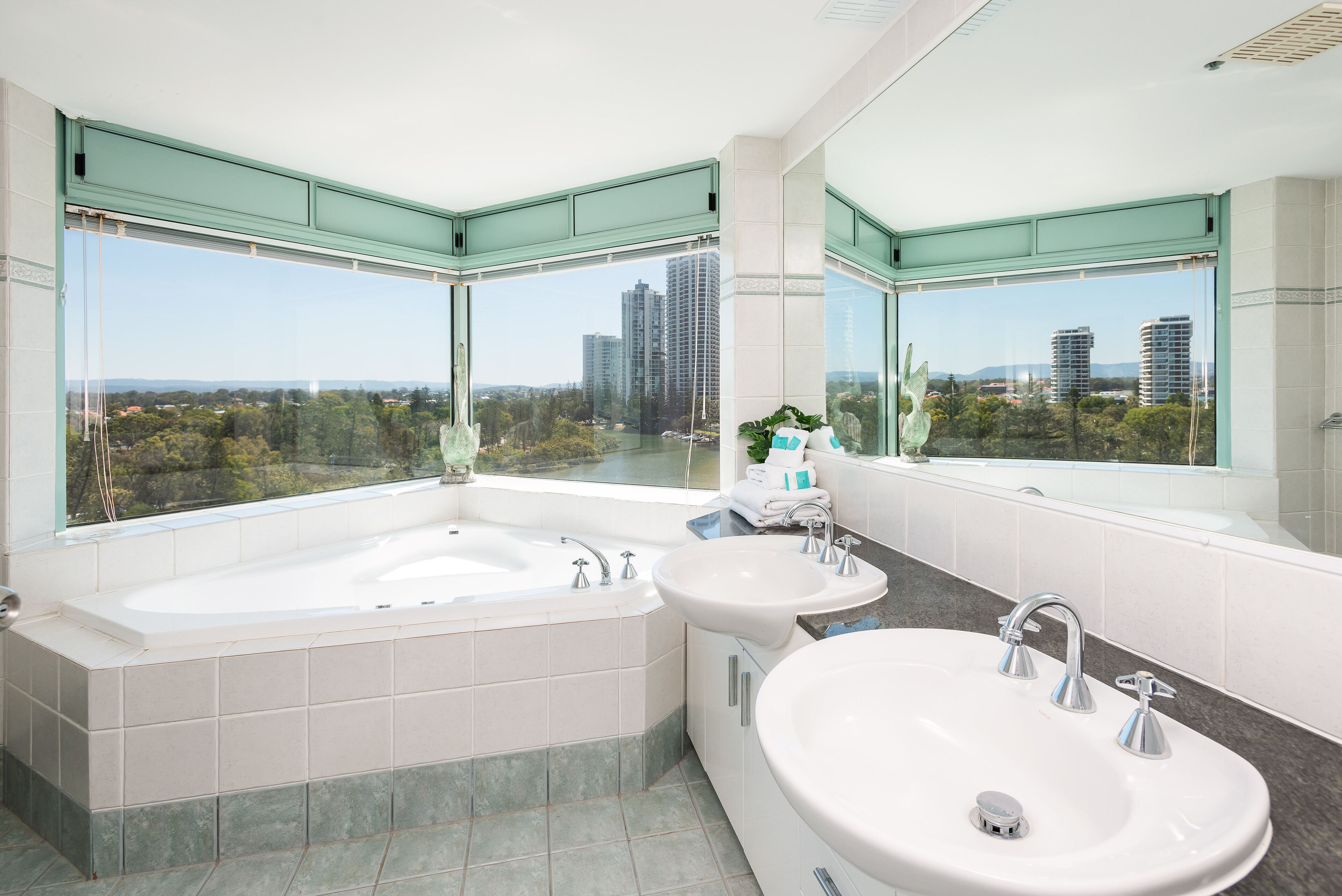 The Waterford on Main Beach — image 12