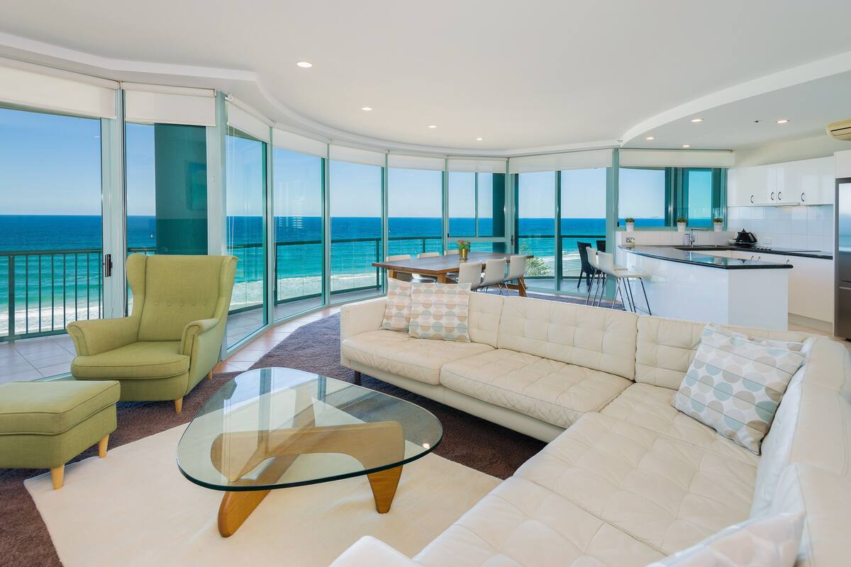 豪華公寓, 2 間臥室, 海景, 海濱 (1 Night Ocean View) | 客廳 | 55-吋智慧型電視、衛星頻道、電視、付費電影
