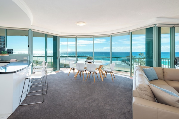2 Bedrooms Ocean View | Living area