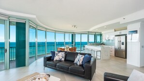 Leilighet – deluxe, 2 soverom, havutsikt, ved strandkanten (1 Night Ocean View) | Oppholdsområde