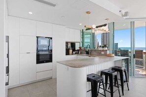 Private kitchenette - The Waterford on Main Beach (Main Beach)