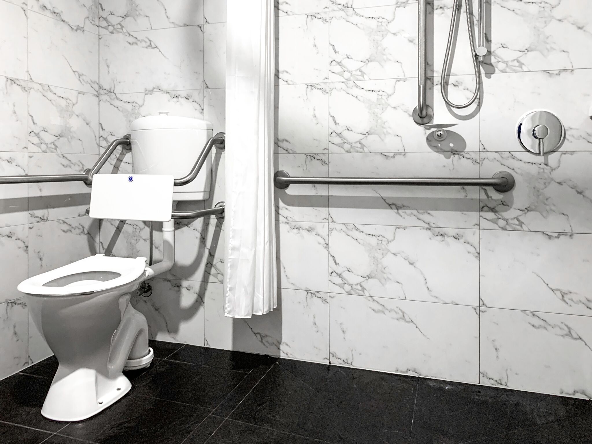 queen room | bathroom | shower, free toiletries, hair dryer, towels