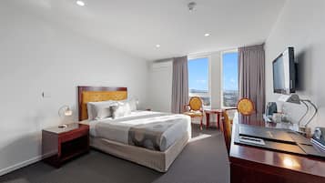 Kamar, 1 Tempat Tidur Queen, pemandangan kota | Meja kerja, setrika/meja setrika, Wi-Fi gratis, dan seprai linen