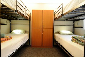 遮光窗帘、免费 WiFi、床单