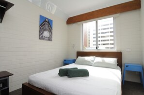 Queen Room (Shared Bathroom) | Blackout drapes, free WiFi, bed sheets - Kangaroo Inn - Hostel (Perth)