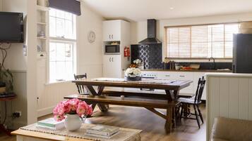 The Lodge | Private kitchen | Full-size fridge, microwave, stovetop, dishwasher