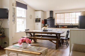 The Lodge | Private kitchen | Full-sized fridge, microwave, stovetop, dishwasher - Freshwater Creek Cottages and Farm Stay (Freshwater Creek)