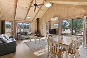 Rose Cottage | In-room dining - Freshwater Creek Cottages and Farm Stay (Freshwater Creek)