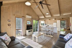 Cabane Standard, 2 chambres, cuisine | Coin séjour | Télévision à écran plat, cheminée, lecteur de DVD