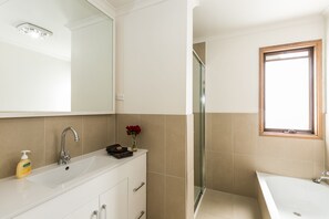Standaard suite, 2 slaapkamers, keuken | Badkamer | Een haardroger, handdoeken