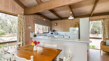 Standard-Suite, 2 Schlafzimmer, Küche | Eigene Küche | Großer Kühlschrank, Mikrowelle, Herdplatte, Geschirrspüler