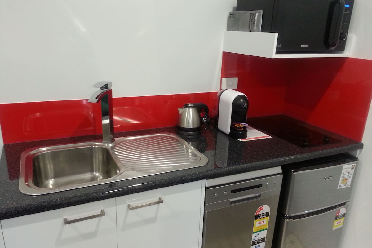 Familie suite, 2 slaapkamers | Privékitchenette | Een koelkast, een magnetron, een koffiezetapparaat/waterkoker