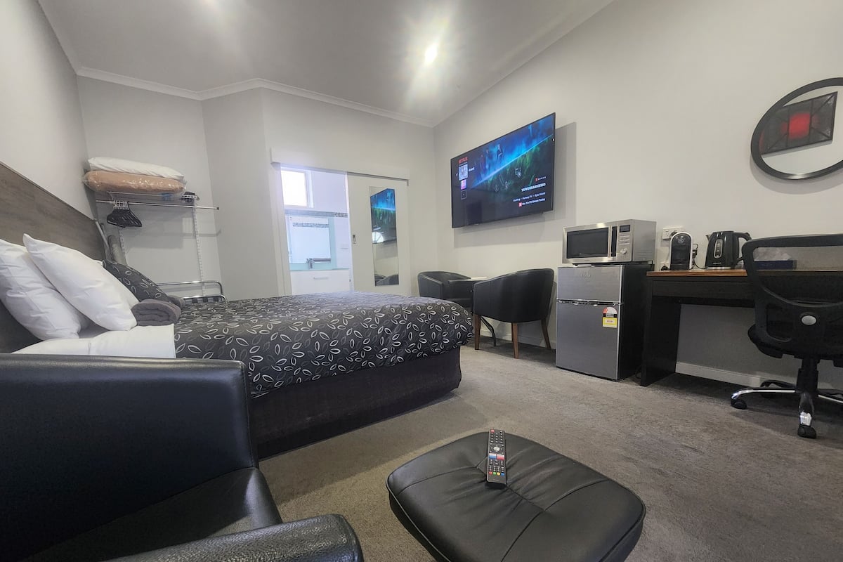 1 slaapkamer, donzen dekbedden, een bureau, verduisterende gordijnen