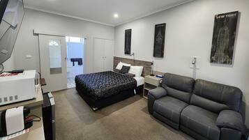 Deluxe Room | 1 bedroom, down comforters, desk, blackout drapes