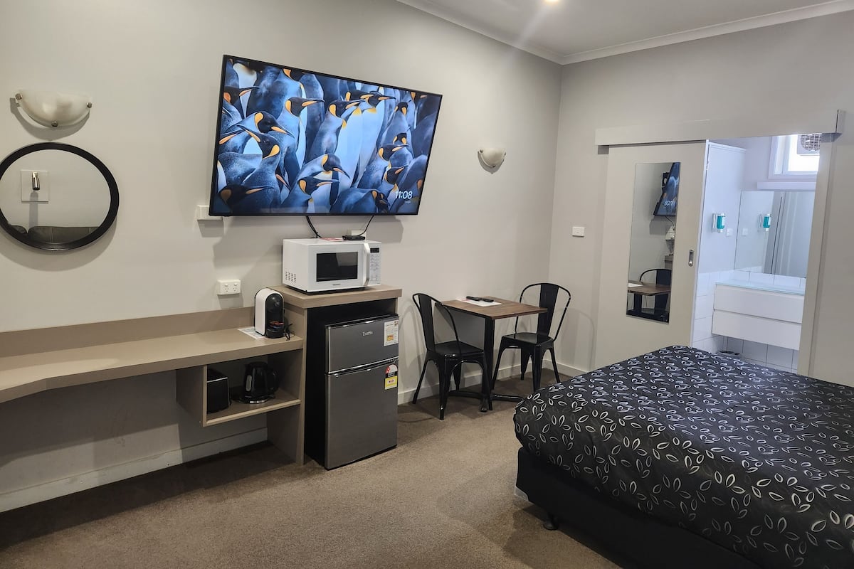 Deluxe kamer | 1 slaapkamer, donzen dekbedden, een bureau, verduisterende gordijnen
