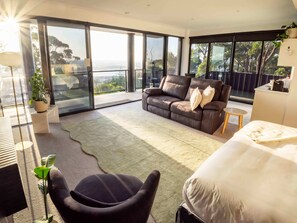 Panoramic Studio, Non Smoking, Kitchenette (Studio apartment) | Living area