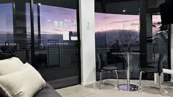 Lägenhet Standard - 1 kingsize-säng - icke-rökare - balkong (apartment) | Vardagsrum | 50-tums smart-tv med digitalkanaler