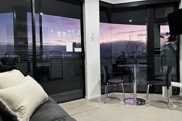 Standard-Apartment, 1 King-Bett, Nichtraucher, Balkon (apartment) | Wohnbereich | 50-Zoll-Smart-TV mit Digitalempfang