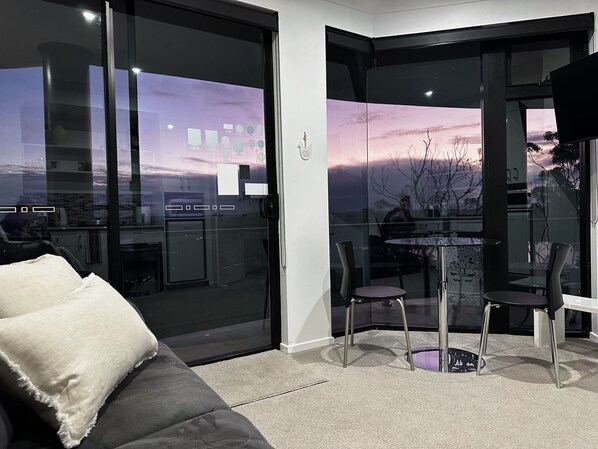Departamento estándar, 1 cama King size, para no fumadores, balcón (apartment) | Área de sala de estar | Smart TV de 50 pulgadas con canales digitales 