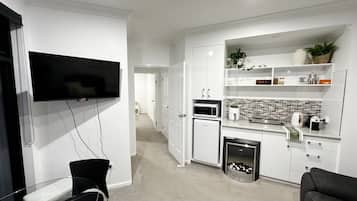 Standard-Apartment, 1 King-Bett, Nichtraucher, Balkon (apartment) | Wohnbereich | 50-Zoll-Smart-TV mit Digitalempfang