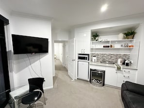 Departamento estándar, 1 cama King size, para no fumadores, balcón (apartment) | Área de sala de estar | Smart TV de 50 pulgadas con canales digitales