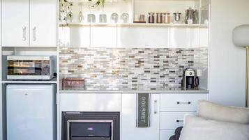 Apartamento estándar, 1 cama de matrimonio grande, no fumadores, balcón (apartment) | Cocina privada | Frigorífico pequeño, microondas y placa de cocina