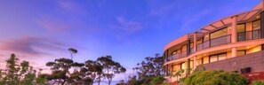 Set amidst lush greenery, this hotel offers a serene escape with expansive views from its large windows and balcony.