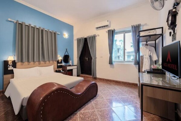 Deluxe Double Room | Minibar, in-room safe, blackout drapes, iron/ironing board