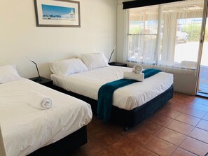 Habitación Deluxe con 2 camas individuales | Escritorio, wifi gratis y ropa de cama 