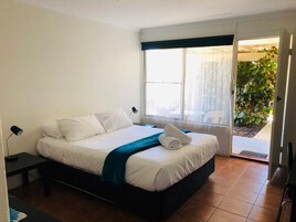 Deluxe Room, 1 Queen Bed | Desk, free WiFi, bed sheets