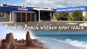 Un bâtiment sur lequel on peut voir une enseigne indiquant « Bottlemart » et « Jurien Bay Hotel Sports Bar ».