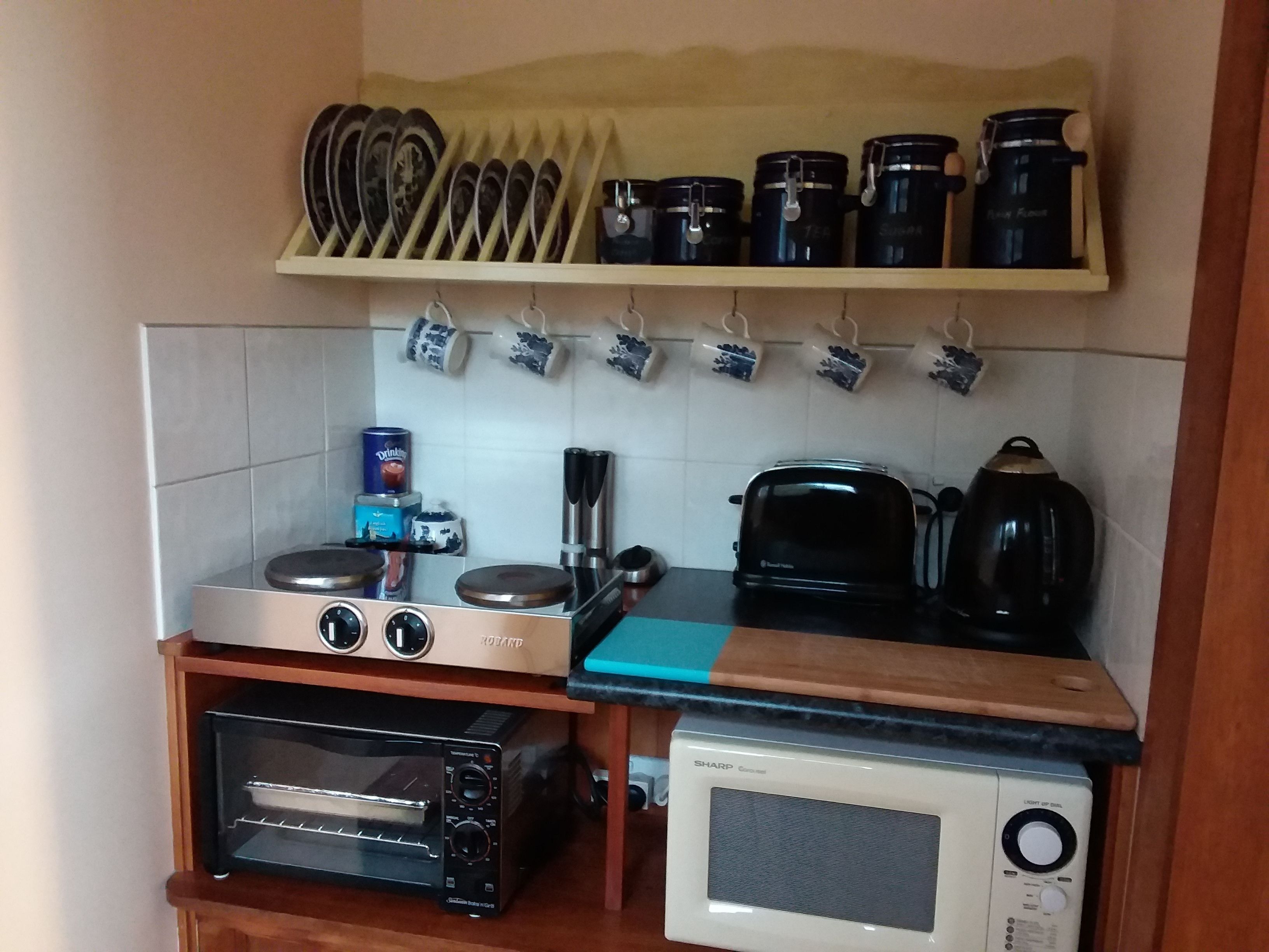 standard apartment, 1 bedroom (cornwall cottage) | private kitchenette | fridge, microwave, oven, stovetop
