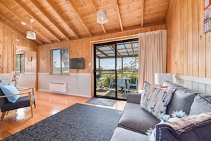 Flat-screen TV - Hazelcreek Cottages (Exeter)