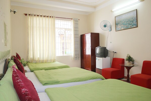 Perhehuone (3 Double Beds) | Minibaari, tallelokero huoneessa, työpöytä, ilmainen Wi-Fi