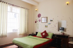Standard-Doppelzimmer zur Einzelnutzung, 1 Queen-Bett | Minibar, Zimmersafe, Schreibtisch, kostenloses WLAN