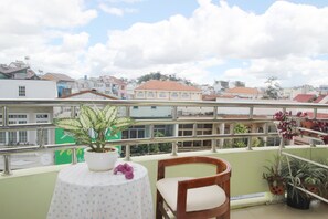 ห้องสแตนดาร์ดสำหรับสี่ท่าน, 1 ห้องนอน | มินิบาร์, ตู้นิรภัยในห้องพัก, โต๊ะทำงาน, Wi-Fi ฟรี