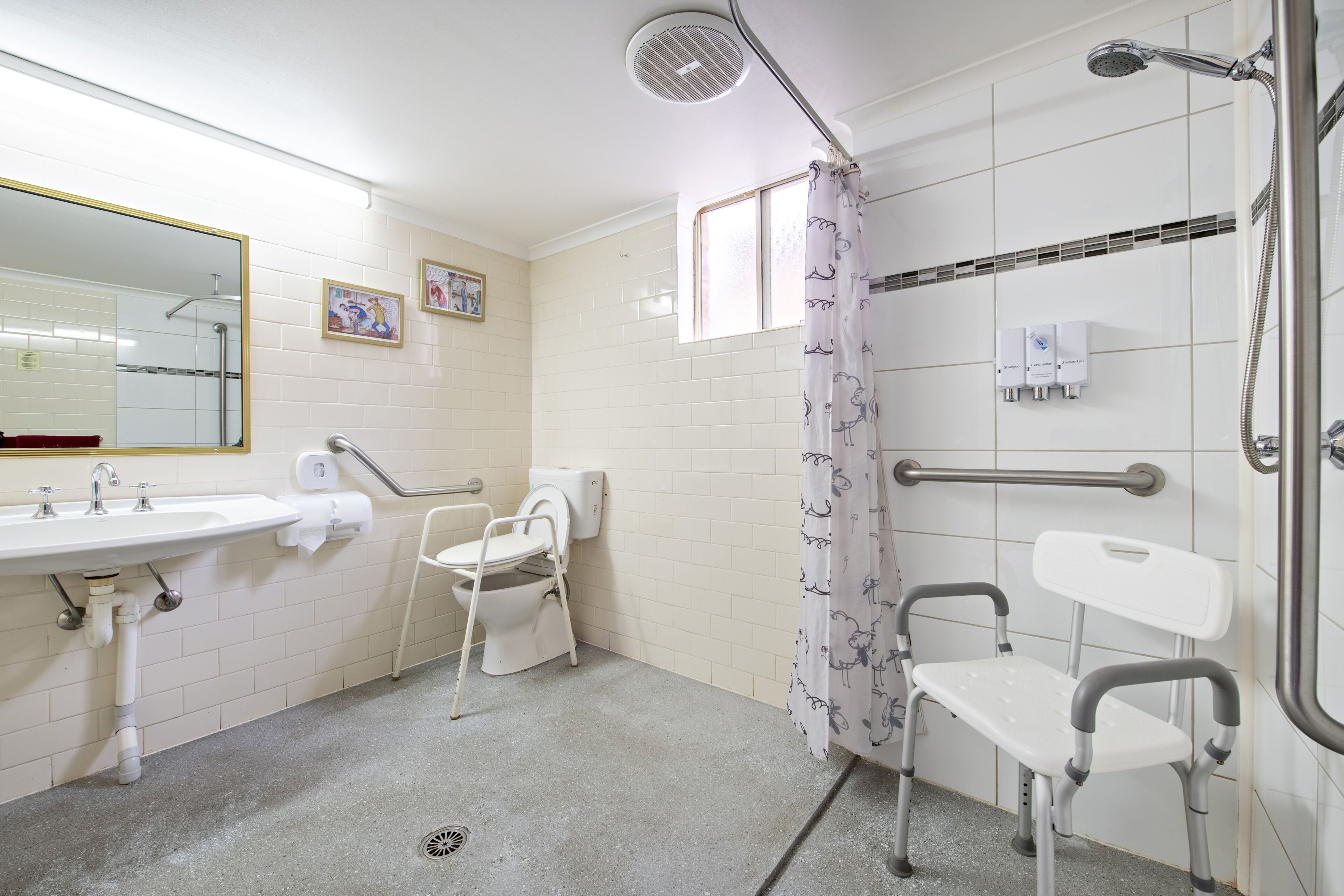 Kelengkapan dandanan diri percuma, pengering rambut, tuala disediakan 