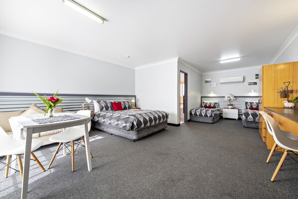Family Room with Bath | Egyptian cotton sheets, pillowtop beds, desk, soundproofing - Shearing Shed Motor Inn (Dubbo)